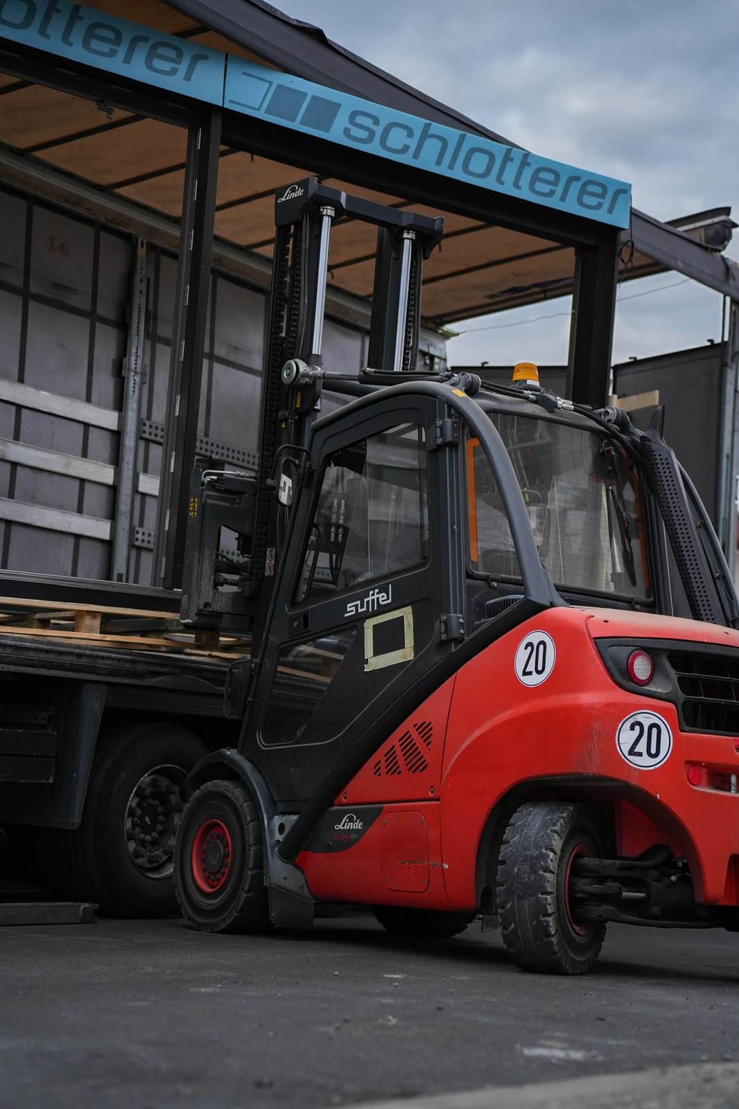 Gabelstapler beim Entladen eines LKW auf dem Betriebshof